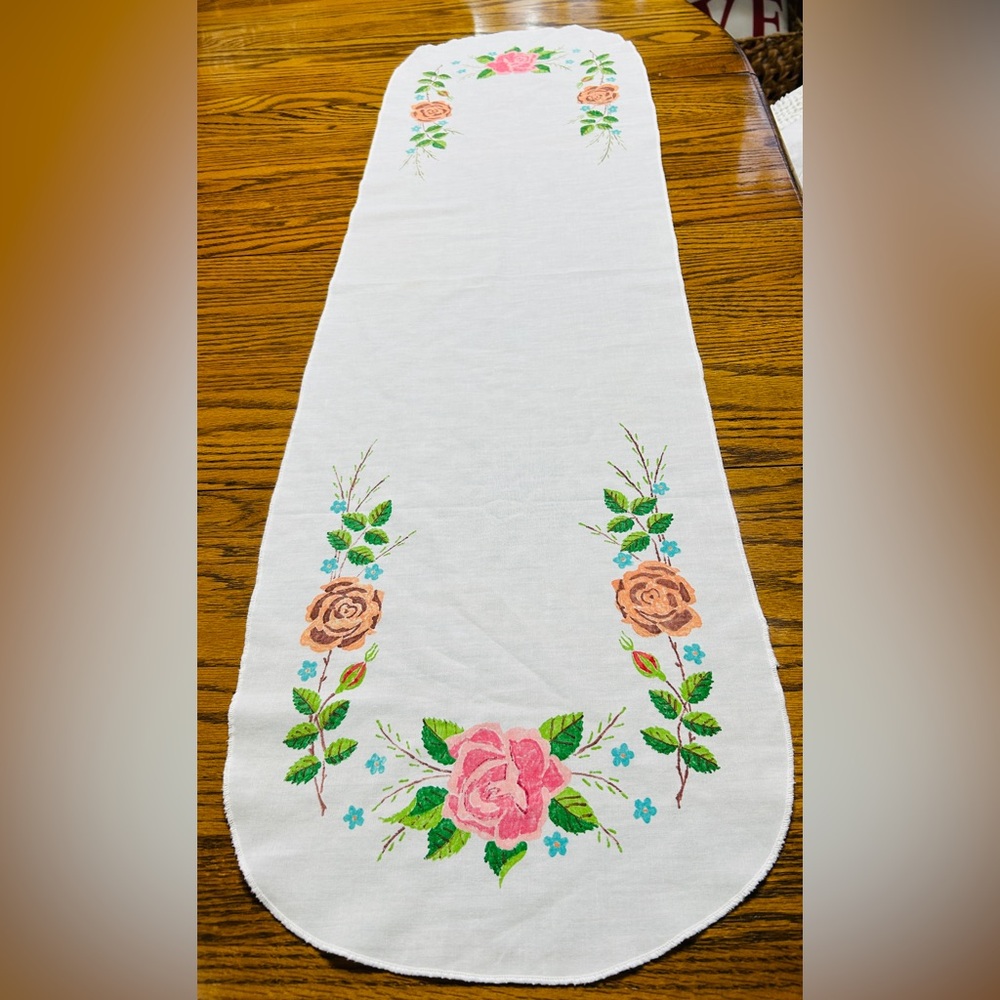 Vintage linens, table runner/dresser scarf. Excellent condition, bright colors.